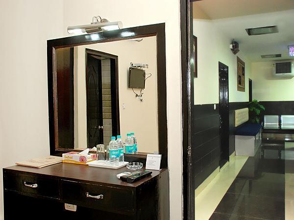 Lazeez New Delhi Exterior photo